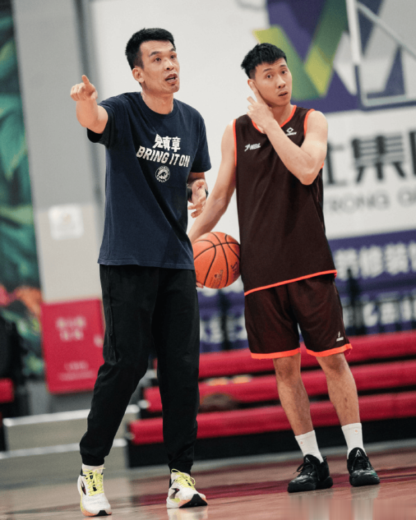 同门证券 香港金牛分享备战俱乐部杯图集并配文: 全力备战中